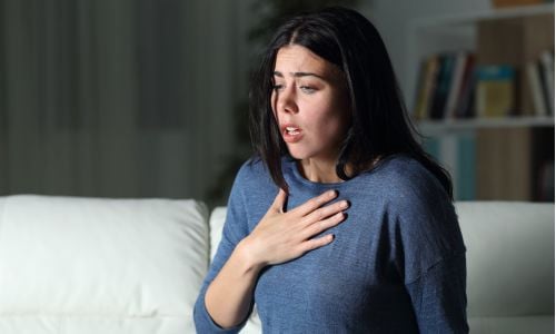 Ragazza alla quale manca l'aria, sensazione causata da ansia e stanchezza