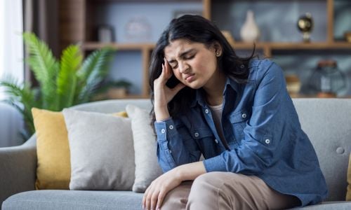 Ragazza con mal di testa, causato da stanchezza mentale