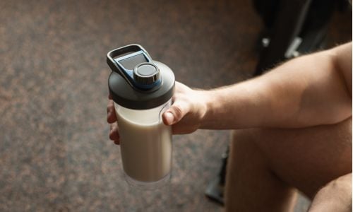 Shaker proteico con una bevanda contenente carnitina per il post allenamento