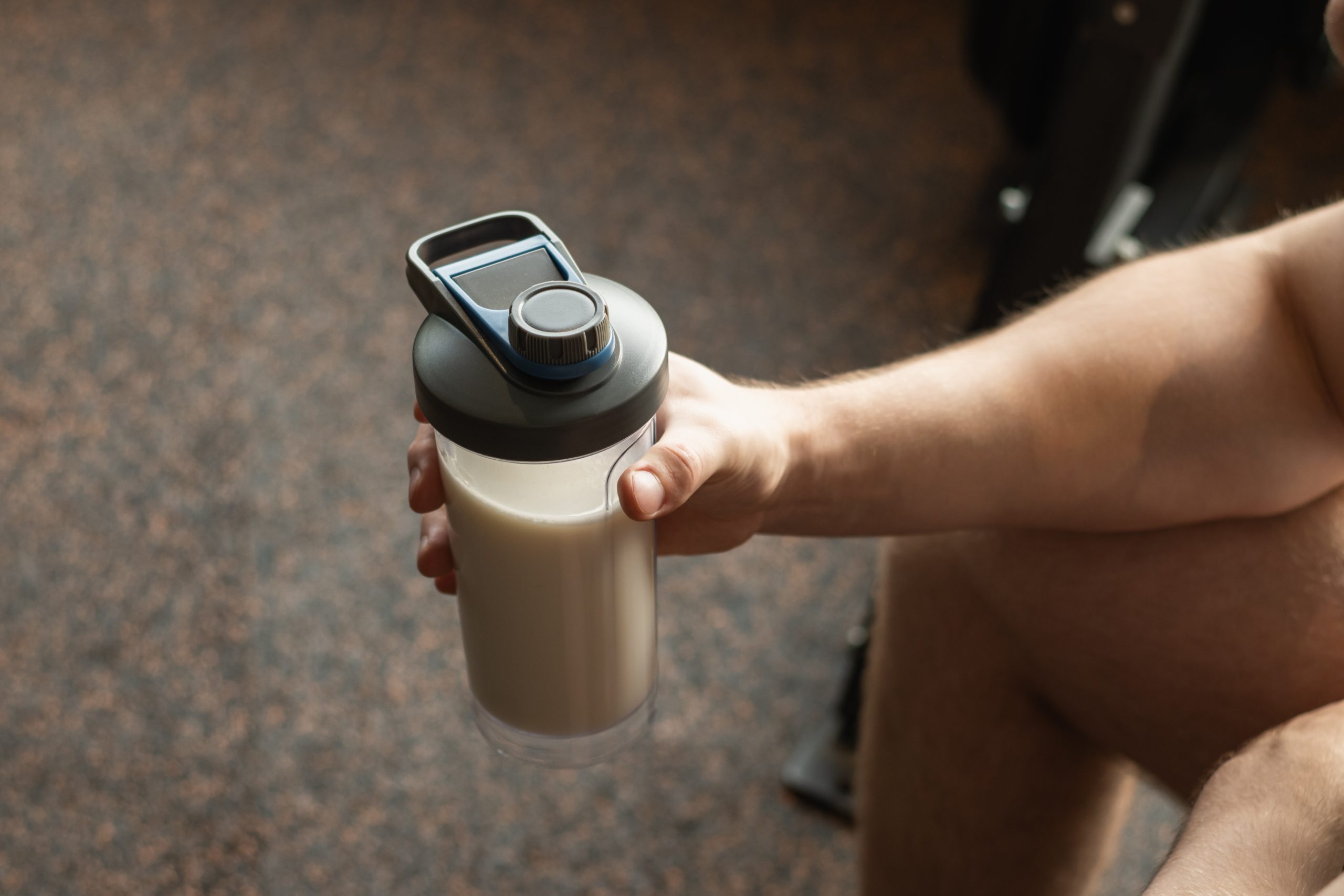 Shaker proteico con una bevanda contenente carnitina per il post allenamento